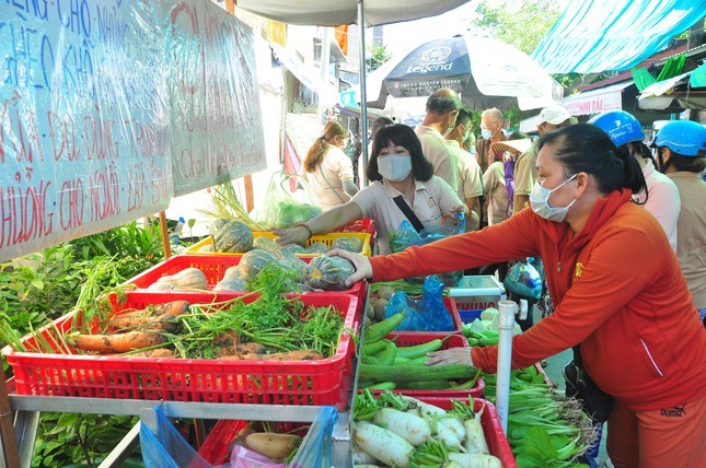 "Chợ 0 đồng" nằm ở góc chợ Cái Răng, đường Trần Hưng Đạo, phường Lê Bình (Cái Răng, TP Cần Thơ), hoạt động từ sáng sớm đến cuối giờ chiều; hàng ngày có hàng trăm người nghèo đến nhận rau củ quả, mì, gạo... giúp họ cảm thấy ấm áp hơn trong hoàn cảnh dịch bệnh COVID -19. - Ảnh: Hòa Hội.