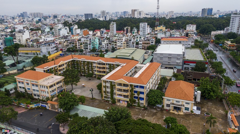 Trường THPT Phú Nhuận nằm trên địa bàn quận Phú Nhuận vừa được tận dụng làm bệnh viện dã chiến điều trị bệnh nhân COVID-19.