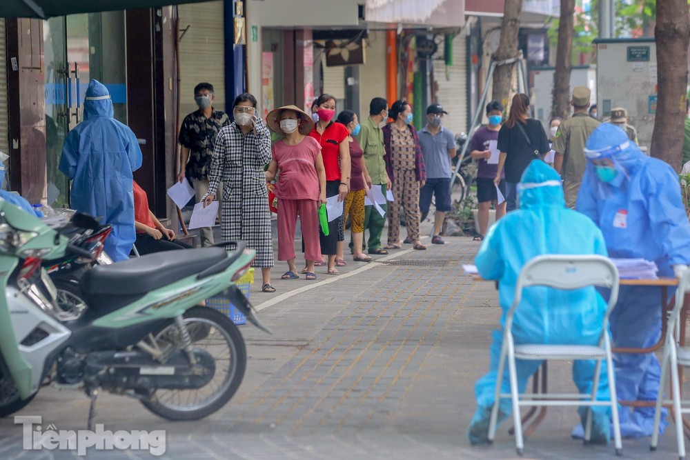 Trong những ngày gần đây, nhằm thực hiện kế hoạch số 206 xét nghiệm diện rộng, tiêm chủng vắc xin phòng, chống COVID-19 cho người dân trên địa bàn thành phố, nhiều địa phương thần tốc triển khai xét nghiệm ngay trên hè phố Thủ đô.