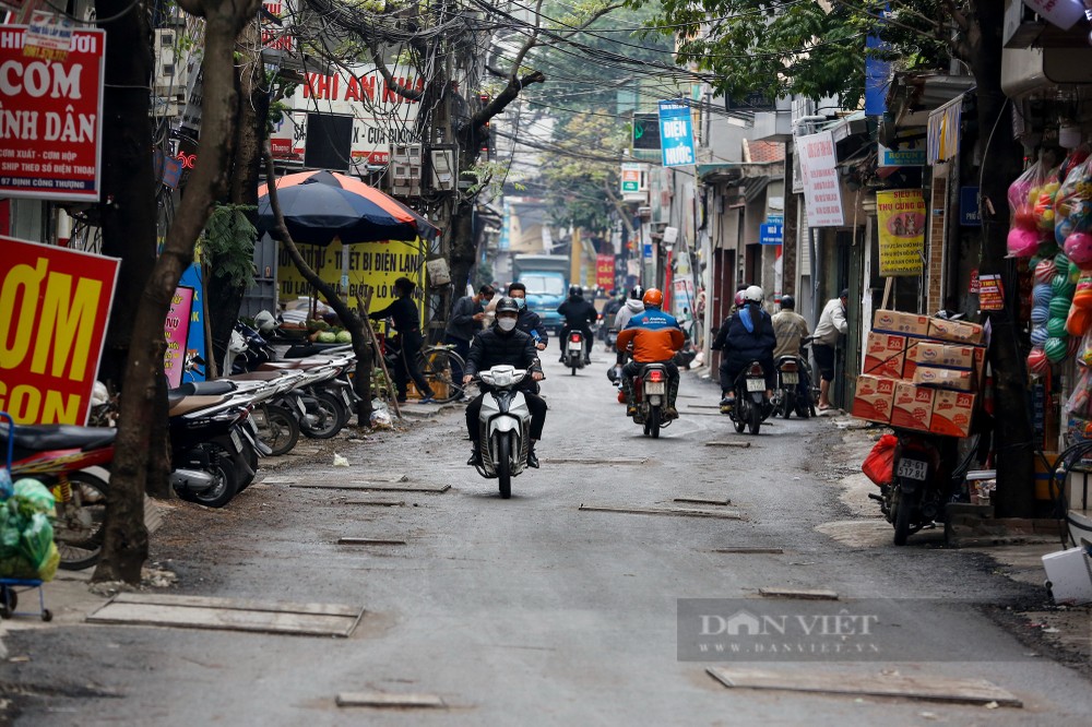 Do tình trạng mặt đường bị xuống cấp nghiêm trọng nên bắt đầu từ cuối năm 2021, dự án cải tạo mặt đường tuyến Định Công Hạ, Định Công Thượng (quận Hoàng Mai) đã chính thức được thực hiện trước sự vui mừng, phấn khởi của nhân dân. Thế nhưng, đến thời điểm này, dự án lại đang trở thành nỗi ám ảnh với không ít người tham gia giao thông qua khu vực.