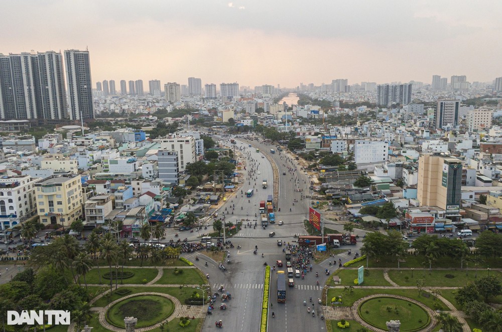 Đường Nguyễn Văn Linh (quận 7, TPHCM) đoạn từ giao lộ Huỳnh Tấn Phát đến Nguyễn Thị Thập đang được thi công mở rộng từ 6 làn lên 10 làn xe trong nhiều tháng qua. Sau khi hoàn thiện, con đường sẽ giải quyết việc ùn tắc trên tuyến giao thông huyết mạch phía Nam TPHCM.