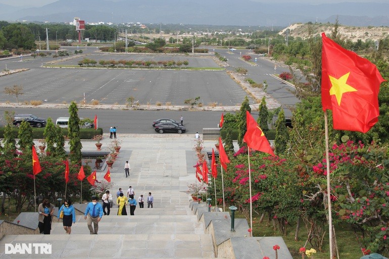 Sáng sớm ngày 14/3, hàng trăm người dân, đoàn thể cùng nhiều thân nhân liệt sĩ đã đến Khu tưởng niệm chiến sĩ Gạc Ma để dâng hương, tưởng nhớ sự hi sinh của 64 liệt sĩ anh hùng.