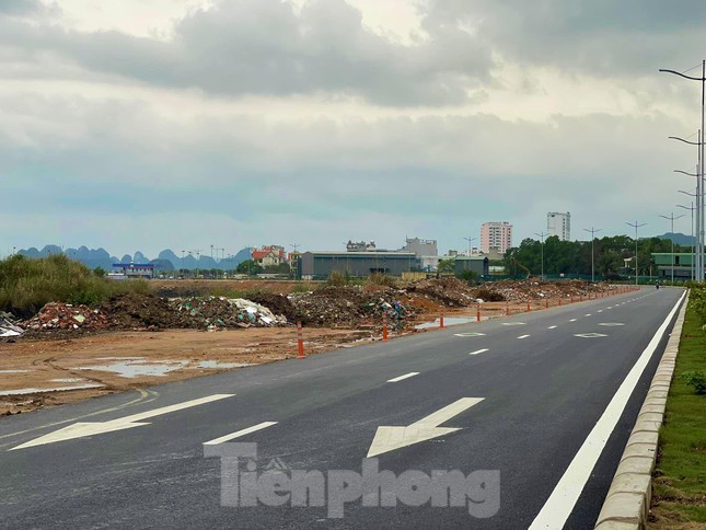 Tuyến đường vừa hoàn thành giai đoạn 1 để chuẩn bị bàn giao cho địa phương tiếp tục xây dựng và quản lý nhưng liên tiếp xảy ra tình trạng đổ trộm rác thải.