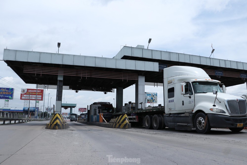 Tuyến đường cao tốc TPHCM - Trung Lương (đi qua địa phận TPHCM, Long An, Tiền Giang) có chiều dài gần 62Km, là tuyến cao tốc đầu tiên của khu vực phía Nam kết nối TPHCM với các tỉnh miền Tây, được thông xe vào đầu năm 2010.