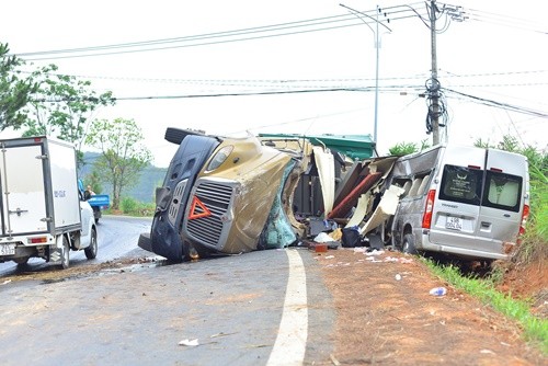 Thông tin ban đầu, vụ tai nạn nghiêm trọng xảy ra vào khoảng 11 giờ 30 ngày 15/4 trên đèo Mimosa, đoạn thuộc km 228 + 400 (địa phận phường 10, TP Đà Lạt, tỉnh Lâm Đồng). (Ảnh: Dân Việt)