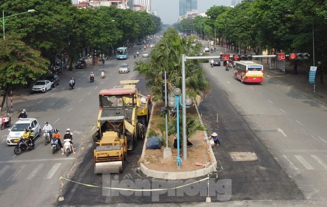 Với mục tiêu mở rộng lòng đường, cải tạo các nút giao để giảm xung đột, ùn tắc giao thông từ ngày 20/1/2022, dự án Điều chỉnh, thu hẹp dải phân cách giữa để mở rộng lòng đường Hoàng Quốc Việt đã được thực hiện với thời gian 90 ngày (hoàn thành dịp nghỉ lễ 30/4/2022).