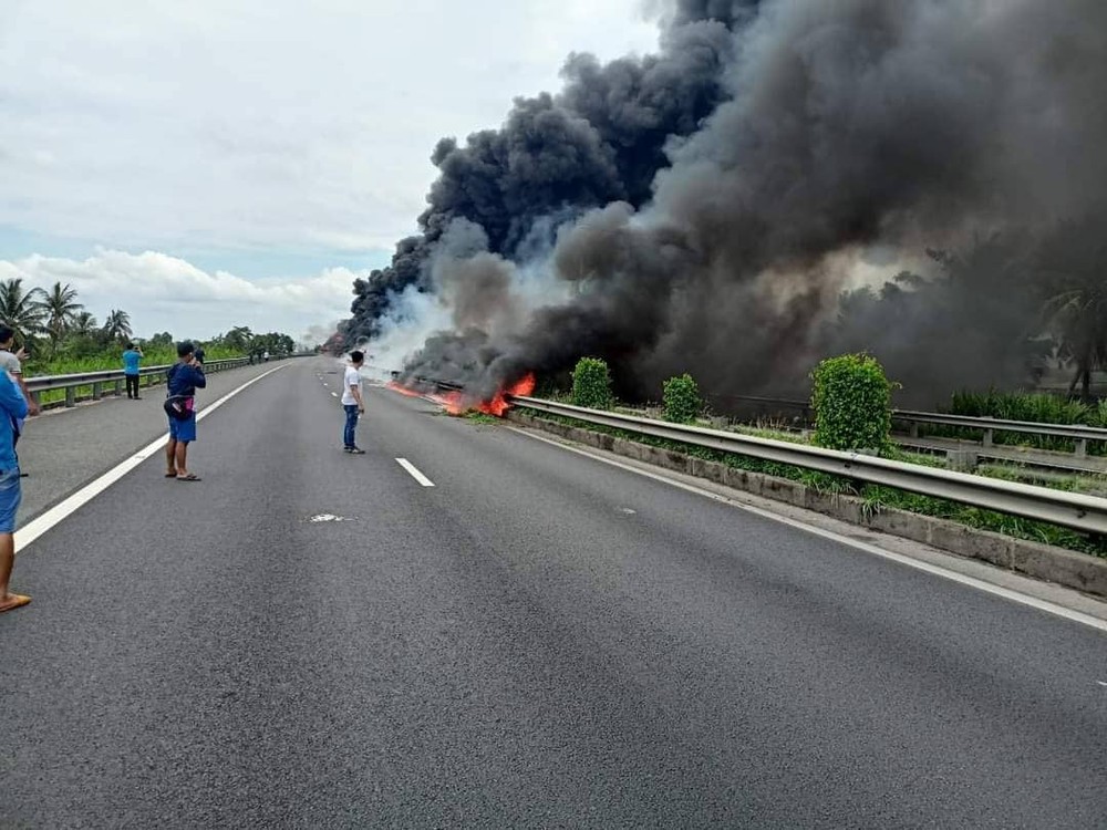 Vào lúc 12h40 ngày 4/5/2022 tại Km37+550 hướng phải tuyến Cao tốc Thành phố Hồ Chí Minh - Trung Lương (thuộc ấp Cầu Tre xã Lợi Bình Nhơn, TP.Tân An) xảy ra vụ cháy xe tải chở nhớt.