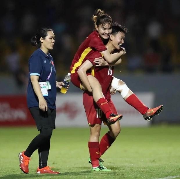 Sau trận đấu giành chiến thắng 2-1 trước đội tuyển nữ Philippines tối ngày 11/5, Chương Thị Kiều phải nhờ sự giúp đỡ của Hải Linh để di chuyển vào phòng thay đồ   Trước đối thủ mạnh, tuyển nữ Việt Nam có tới hơn 5 lần cầu thủ phải nằm sân. Vào bên trong đường hầm Huỳnh Như đau đớn vì bị chuột rút