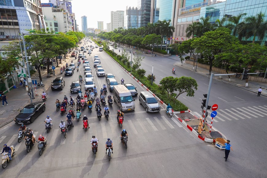 Tại nút giao Hoàng Minh Giám - Nguyễn Chánh - Trần Duy Hưng thời điểm 7 giờ 15, hàng loạt phương tiện vẫn di chuyển bình thường không xảy ra tình trạng ùn ứ.