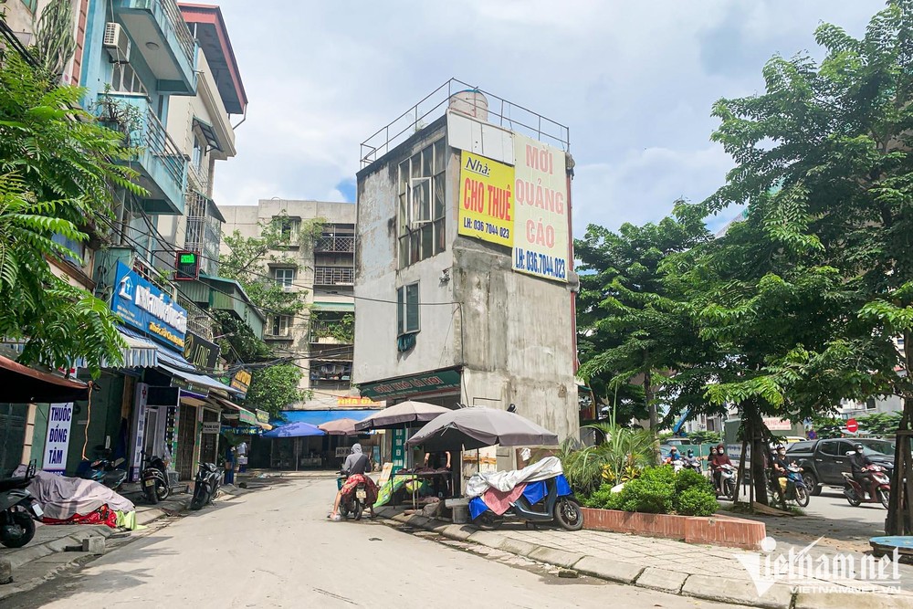 Dự án đường vành đai 2 (trục Vĩnh Tuy – Ngã Tư Sở) được khởi công từ tháng 4/2018, bao gồm tuyến đường bộ trên cao và mở rộng dưới thấp. Sau khi giải phóng mặt bằng, nhiều hộ dân đang từ mặt tiền ngõ nhỏ ra mặt tiền lớn trên đường vành đai nghìn tỷ