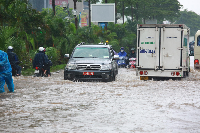 Theo ghi nhận của phóng viên báo Tri thức và cuộc sống, sáng 12/8, do ảnh hưởng của cơn bão số 2 Mulan với cơn mưa kéo dài từ đêm đến sáng chưa dứt đường  Dương Đình Nghệ thuộc địa phận 2 phường là Yên Hòa quận Cầu Giấu và Mễ Trì quận Nam Từ Liêm, Hà Nội ngập sâu trong "biển nước".