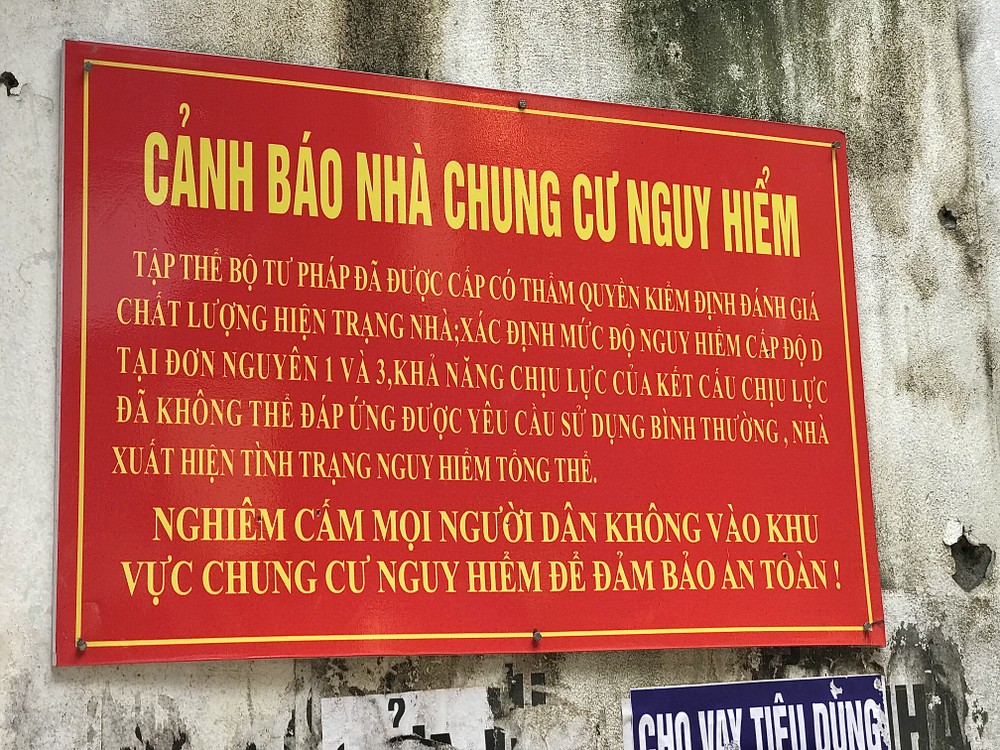 Theo kế hoạch  cải tạo chung cư cũ trên địa bàn giai đoạn 2021-2025 do UBND Hà Nội ban hành, thành phố sẽ xây dựng lại 6 khu chung cư nguy hiểm cấp D. Hộ dân còn ở lại trong các nhà tập thể cũ tại quận Ba Đình, Đống Đa thuộc cấp độ nguy hiểm sẽ được hoàn tất di dời trong quý I/2022.