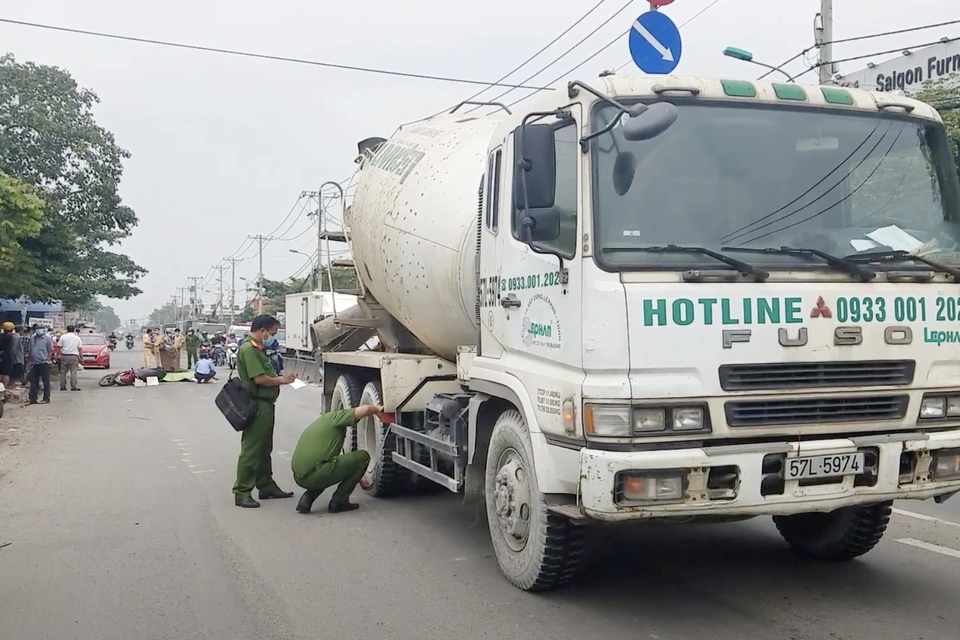  Cán bộ công an bị xe bồn cán tử vong: Sáng 3/11, người dân sống trên đường Nguyễn Văn Bứa, xã Phạm Văn Hai (huyện Bình Chánh) nghe tiếng động mạnh và phát hiện một người đàn ông nằm tử vong bên cạnh xe máy, cách đó khoảng 5m là chiếc xe bồn trộn bê tông. Theo người thân, nạn nhân 31 tuổi, là cán bộ thuộc Đội Cảnh sát hình sự, Công an tỉnh Long An. Sáng nay, nạn nhân từ Long An lên TP.HCM học tập thì không may gặp nạn.