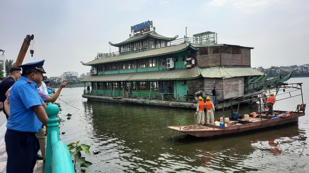 Theo đúng chỉ đạo của UBND TP.Hà Nội, ngày 27/4, UBND phường Nhật Tân phối hợp với các phòng, ngành chức năng của UBND quận Tây Hồ đã thực hiện  cưỡng chế tháo dỡ, di dời bến cập du thuyền của Công ty Cổ phần Sông Potomac ra khỏi hồ Tây.