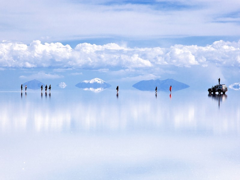 Salar de Uyuni là  cánh đồng muối lớn nhất thế giới, trải dài hơn 10.500 km2 thuộc cao nguyên Altiplano, Bolivia