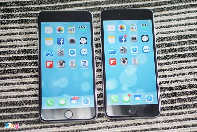  So sánh iOS 9 beta (máy bên trái) và iOS 8 cài trên iPhone 6 Plus . Màn hình chính của cả hai vẫn tương tự nhau.