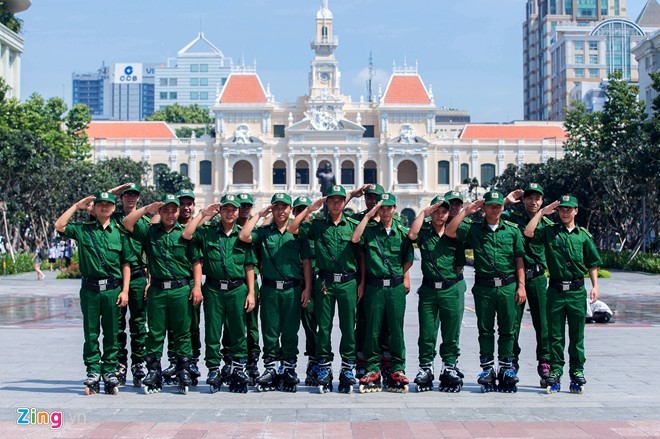 Vài ngày qua, đội Thanh niên xung phong bảo vệ an ninh trật tự tại  phố đi bộ Nguyễn Huệ (TP HCM) dùng patin để di chuyển trong khi làm nhiệm vụ.