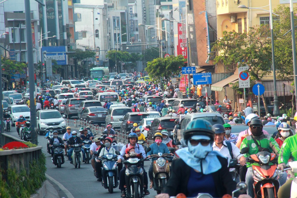 Những ngày cận Tết, nhiều tuyến đường ở TP.HCM từ trung tâm tới ngoại thành đều đông đúc, có nơi hỗn loạn.