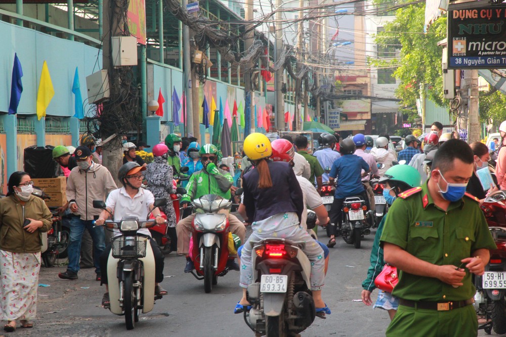 Sáng 5/2, nhiều cửa hàng bán đồ y tế, khẩu trang trên đường Nguyễn Giản Thanh (quận 10, TP.HCM) đồng loạt treo biển hết khẩu trang, tạm ngừng bán vì đã "cháy hàng".