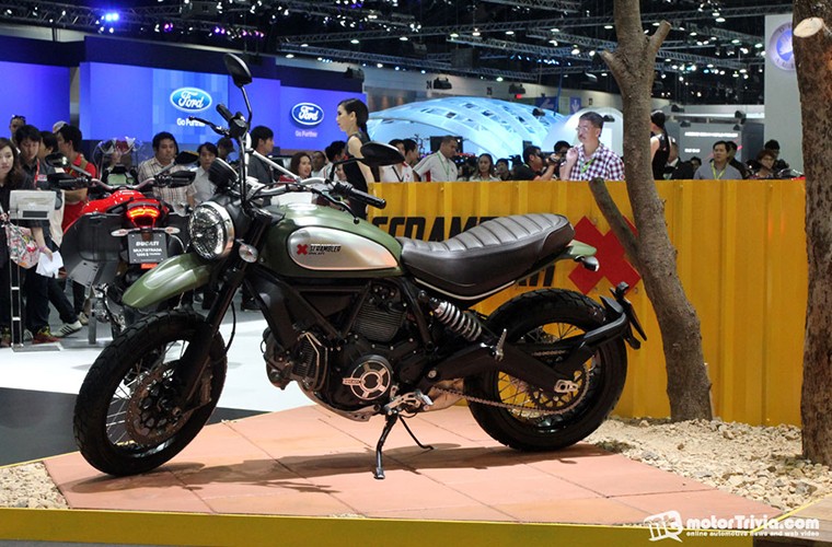 Scrambler là một trong những sản phẩm mới nhất của Ducati ra mắt trong năm nay. Đây là dòng xe từng được hãng xe Ý tung ra thị trường trong quá khứ. Tuy nhiên, ở phiên bản mới, Scrambler được thiết kế với những đường nét pha trộn hài hòa phong cách cổ điển và hiện đại, đồng thời trang bị thêm những tính năng, công nghệ tiên tiến.