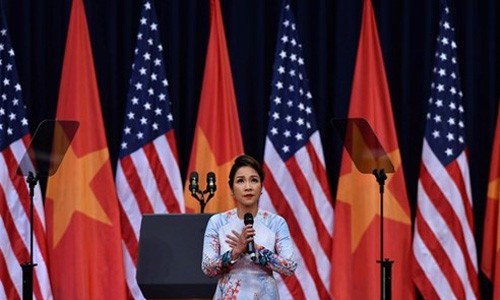 Bị chê khi hát Quốc ca trước ông Obama, Mỹ Linh nói gì?