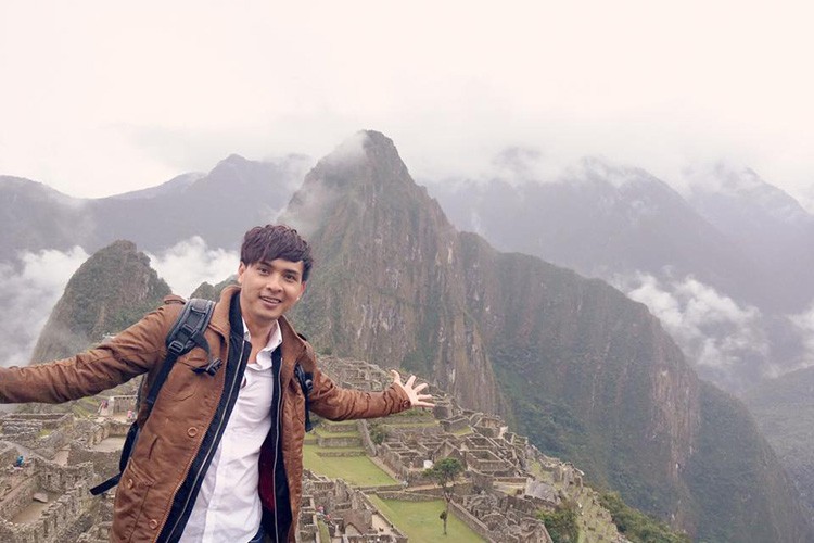 Mới đây, trên trang cá nhân,  Hồ Quang Hiếu đã chia sẻ hình ảnh khám phá thành phố cổ đại Machu Picchu (Peru). Tuy nhiên, đây chỉ là một trong số rất nhiều chuyến du lịch nước ngoài của chủ nhân bản hit “Con bướm xuân”.