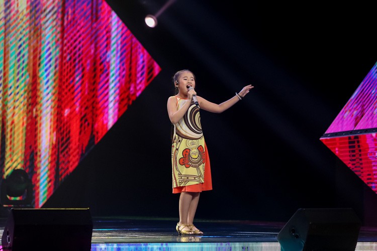 Tối 23/7, The Voice Kids 2016 có màn chào sân ấn tượng với nhiều tài năng nhí. Theo đó, “chích chòe” Khánh Ngọc khoe tiếng hát trong trẻo với ca khúc “Son”.