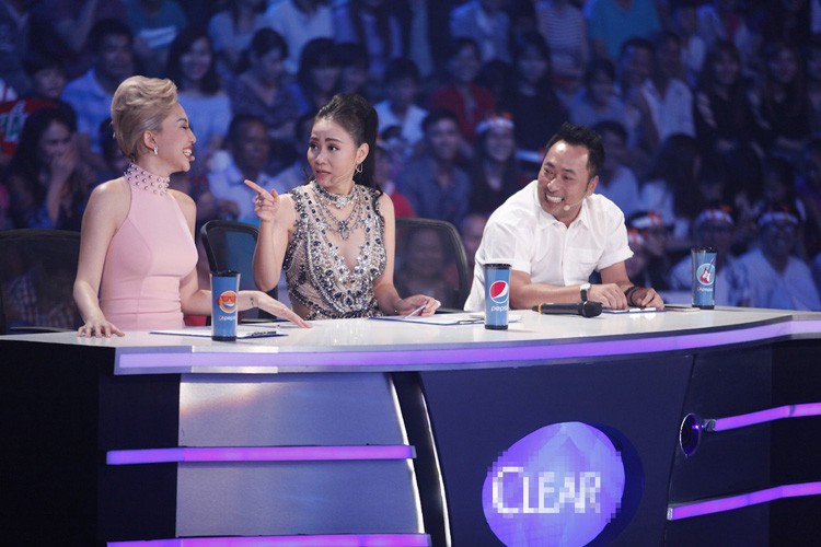 Tối qua (5/8), trên ghế nóng Gala 3 Vietnam Idol 2016, Tóc Tiên bị Thu Minh bắt bẻ tại sao gọi đạo diễn Quang Dũng bằng anh thay vì chú như trước đây.  Thu Minh còn mắng yêu Tóc Tiên là “láo”.   