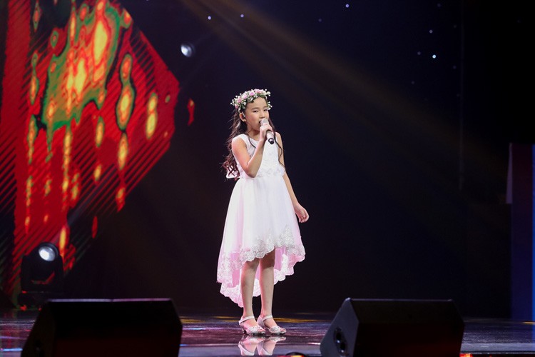 Trong tập 4 vòng Giấu mặt The Voice Kids 2016, thí sinh gây sốt nhất chính là cô bé Hồ Thảo Nguyên. Ở đêm thi, bé khoe giọng hát opera cao vút qua ca khúc “Omio Badbino Puccini”.   