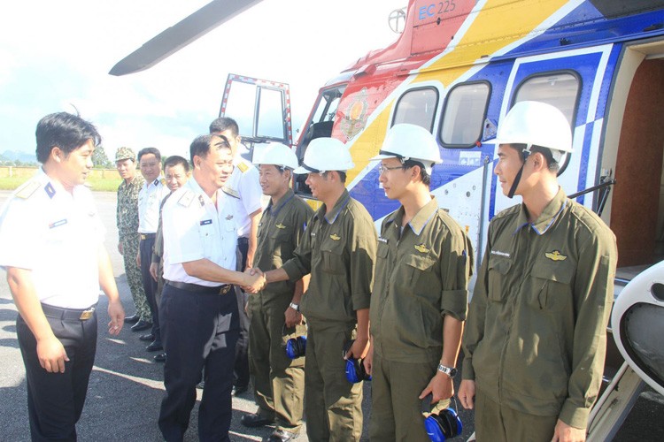 Từ đầu năm đến nay, Lữ đoàn 954 Không quân Hải quân đã tổ chức hơn 40 ban bay huấn luyện; gần 10 ban bay hỗn hợp ngày đêm và ban bay đêm với tổng số hơn 600 giờ bay, đạt hơn 1.000 lần chuyến bay an toàn, trong đó có nhiều chuyến bay cấp cứu chở bệnh nhân từ Trường Sa về đất liền kịp thời. Ảnh: Phó đô đốc Đinh Gia Thật, Bí thư Đảng ủy, Chính ủy Hải quân động viên phi công, nhân viên trước giờ bay.