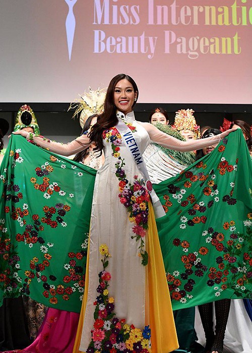 Mới đây,  Á khôi Phương Linh bất ngờ chia sẻ, cô vừa trở thành Miss "visit Japan" tourism ambassador (Đại sứ du lịch) tại cuộc thi Miss International 2016 (Hoa hậu Quốc tế). Đây là danh hiệu đầu tiên của người đẹp tại đấu trường nhan sắc quốc tế này. (Ảnh: FBVN)   