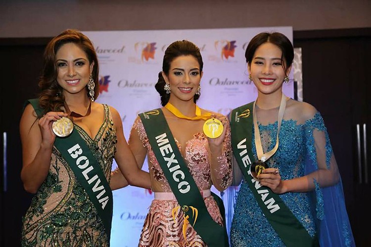  Hoa khôi Nam Em vừa cùng các thí sinh nhóm 1 bước vào phần thi trang phục dạ hội tại cuộc thi Miss Earth 2016 (Hoa hậu Trái đất). (Ảnh: Miss Earth)   