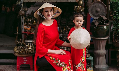 Con gái Trang Nhung ngượng ngùng trước ống kính