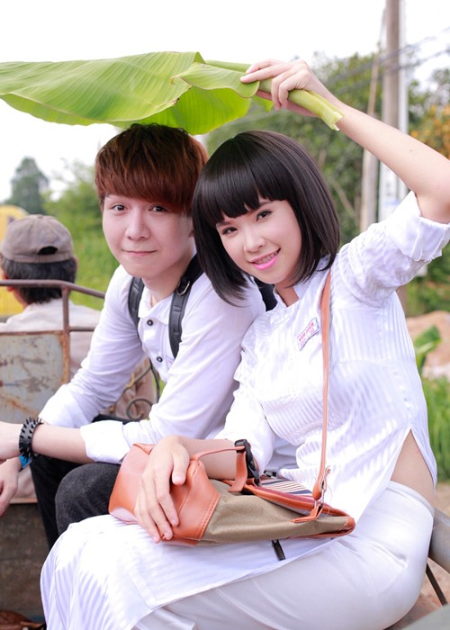 Năm 2013, Kelvin Khánh tham gia diễn xuất trong MV “Gửi cho anh” của Khởi My. Sự kết hợp ăn ý, đáng yêu của anh và nữ ca sĩ khiến fans mong cả hai là một cặp ngoài đời. Không ngoài mong đợi, kể từ đó,  Khởi My - Kelvin Khánh bắt đầu dính như sam. Ảnh: Zing