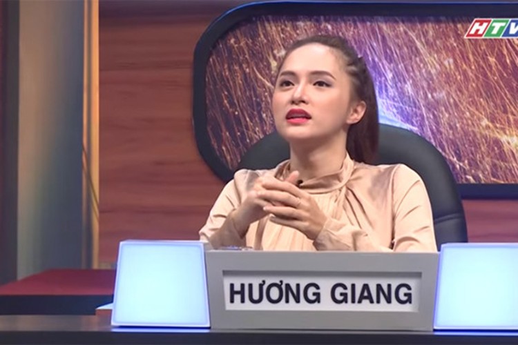 Buổi quay gameshow Siêu sao đoán chữ ngày 8/5 vừa xảy ra sự cố khiến khán giả phẫn nộ. Đó là việc Hương Giang Idol xúc phạm nghệ sĩ Trung Dân. Theo đó, nữ ca sĩ trẻ bất ngờ đưa ra đáp án “đút đầu vô cầu tiêu” cho câu hỏi có gắn tên nghệ sĩ Trung Dân: "Cát Tường hay than phiền anh Trung Dân thích tìm tòi khám phá máy móc, xem nó hoạt động như thế nào. Có một lần, ông ấy đút đầu vào… và ông ấy bị thương. Người chơi phải điền vào dấu ba chấm đó, xem ông ấy đút đầu vô máy gì". Ảnh: Zing