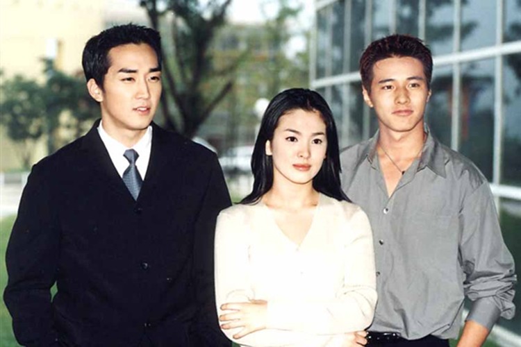  Song Hye Kyo, Song Seung Hun và Won Bin là bộ ba diễn viên chính của bộ phim “Trái tim mùa thu”. Lên sóng năm 2000, phim tạo nên cơn sốt trên toàn châu Á, đưa tên tuổi của dàn diễn viên vụt sáng. Ảnh: KBS