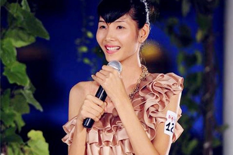 Hoàng Thị Thùy sinh ra và lớn lên ở vùng quê Thanh Hóa. Cô đăng ký tham gia cuộc thi Vietnam's Next Top Model 2011 khi đang là sinh viên năm thứ hai Đại học Kiến trúc Hà Nội. Tại thời điểm đó, Hoàng Thùy cao 1,77 m, nặng 44 kg và sở hữu số đo ba vòng 76-58-85. Ngay ở vòng casting, cô gái trẻ đã được giám khảo đánh giá cao từ gương mặt đến số đo hình thể.