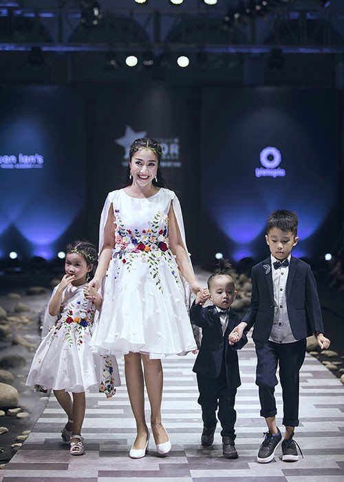  MC Ốc Thanh Vân vừa xuất hiện rạng rỡ trong bộ váy trắng lộng lẫy trên sàn catwalk Tuần lễ thời trang trẻ em Việt Nam mùa 4.