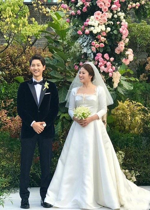 Hôm qua (ngày 31/10), Song Joong Ki - Song Hye Kyo tổ chức hôn lễ tại khách sạn Shilla. Trong ngày trọng đại, cô dâu chọn mặc váy cưới của một thương hiệu nổi tiếng. Ảnh: Weibo