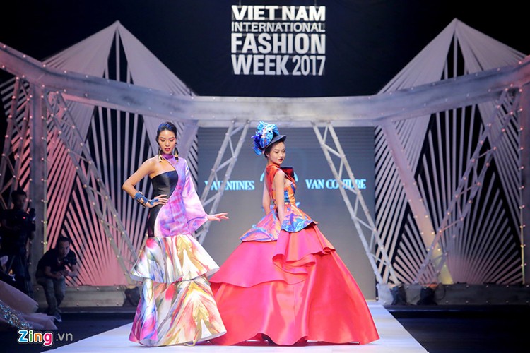 Trong đêm diễn mở màn thuộc khuôn khổ Vietnam International Fashion Week mùa thu đông, nhà thiết kế Cory Trần và học trò Vân Nguyễn ra mắt bộ sưu tập lấy cảm hứng từ biển cả. Nhiều bộ đầm được thiết kế cầu kỳ, tỉ mỉ theo phong cách haute couture.