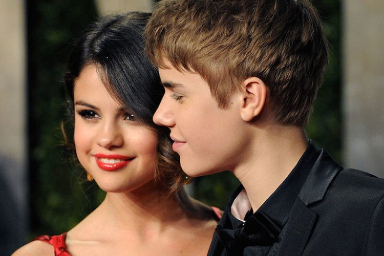  Selena Gomez và Justin Bieber vướng tin đồn hẹn hò vào năm 2010. Tuy nhiên, đến tháng 1/2011, cặp đôi mới xác nhận đang yêu nhau.