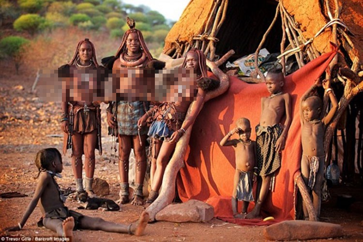  Bộ lạc Himba sống chủ yếu ở Kaokoland thuộc khu vực Kunene, phía Bắc Namibia với dân số khoảng 50.000 người. Tại đây, họ gần như tách biệt hoàn toàn với xã hội hiện đại.