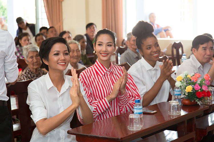 Mới đây,  Hoa hậu H’hen Niê cùng Á hậu Hoàng Thùy và Huỳnh Thị Cẩm Tiên đã có mặt tại Long An để tham gia chuyến đi từ thiện nhân dịp Tết Nguyên Đán 2018.