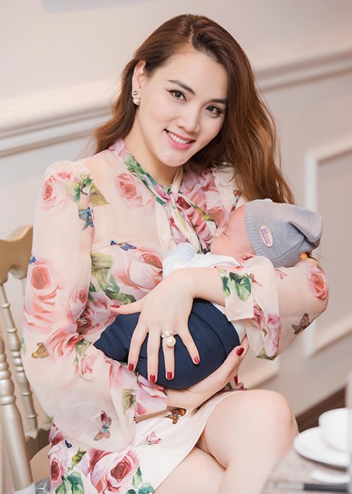  Hot Face sao Việt 24h: Trang Nhung lần đầu chia sẻ hình ảnh con trai nhân dịp bé tròn 1 tháng tuổi.