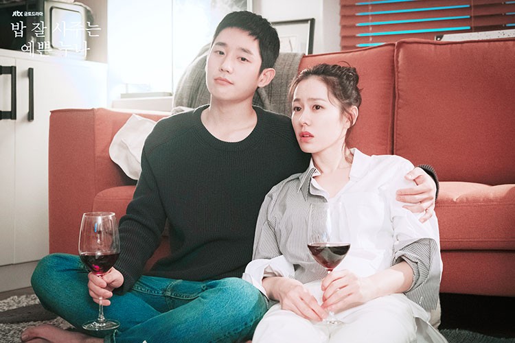 Jung Hae In hiện gây chú nhờ vai nam chính trong bộ phim “ Chị đẹp mua cơm ngon cho tôi” đóng cùng Son Ye Jin. Ảnh: Twitter