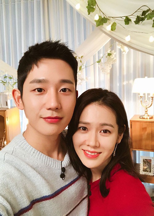 Son Ye Jin và Jung Hae In đang gây sốt bởi loạt phân cảnh diễn tình cảm quá ngọt trong " Chị đẹp mua cơm ngon cho tôi". Ảnh: Naver