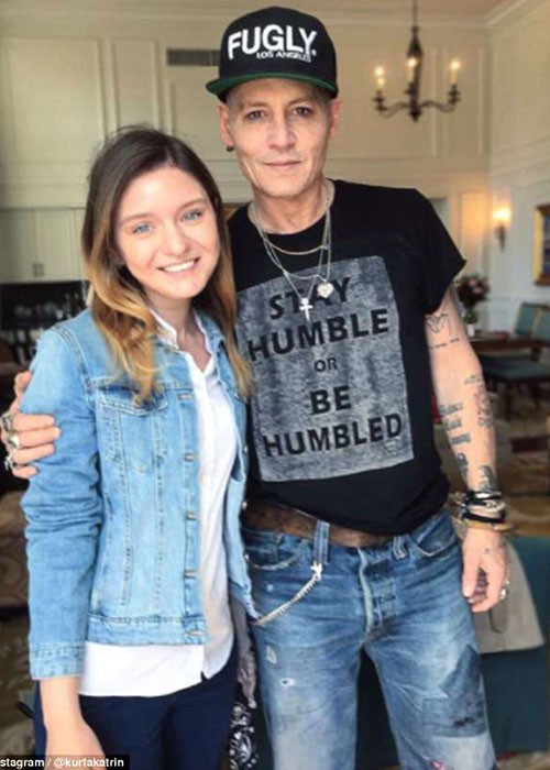 Một số bức ảnh của  Johnny Depp chụp cùng fans tại Đức dấy nghi vấn nam diễn viên bị ốm. Ảnh: DM