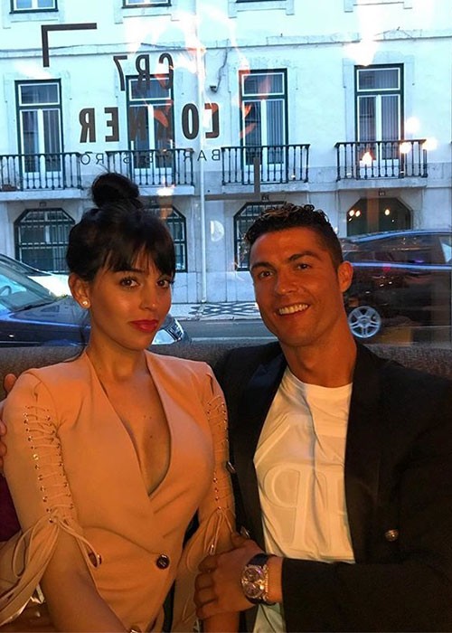 Nữ người mẫu Georgina Rodriguez đang hẹn hò siêu sao bóng đá  Cristiano Ronaldo.