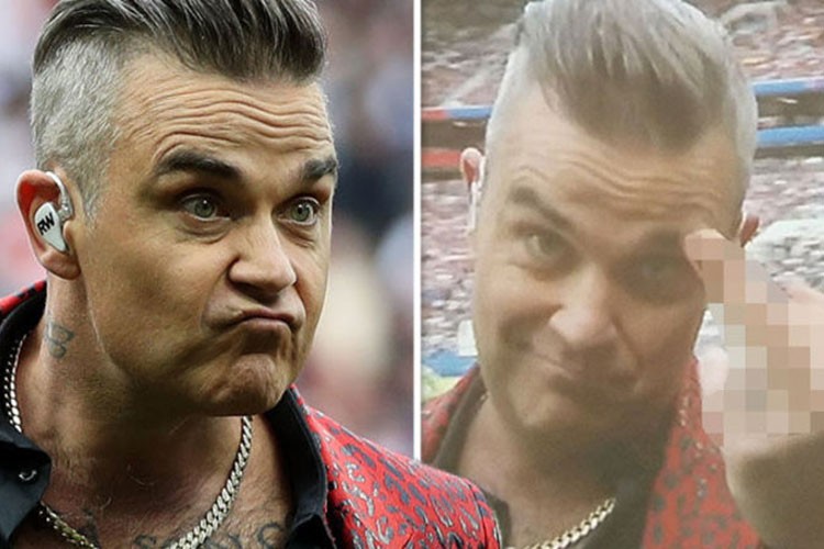 Biểu diễn tại lễ khai mạc World Cup 2018, nam ca sĩ  Robbie Williams bất ngờ giơ "ngón tay thối" về hướng ống kính. Hành động của anh vấp phải vô số ý kiến chỉ trích. Ảnh: Dailyexpress