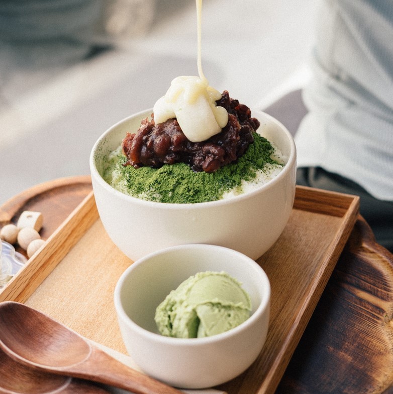 Patbingsu (Hàn Quốc) -  món đá bào mát lạnh nổi tiếng châu Á: Patbingsu khá phổ biến với giới trẻ Việt Nam trong một vài năm gần đây. Công thức Patbingsu truyền thống là sự kết hợp đơn giản giữa đá, đậu đỏ và trái cây tươi. Ngày nay, Patbingsu được “nâng cấp” với đủ loại topping như kẹo dẻo, cốm, chocolate, đôi khi rưới thêm sốt từ sữa đặc, kem tươi. Ảnh: @suefilm, @charlymodeuse.